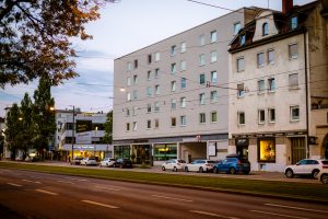 Gebäude in München an Straße