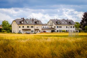 Einfamilienhäuser im Sommer