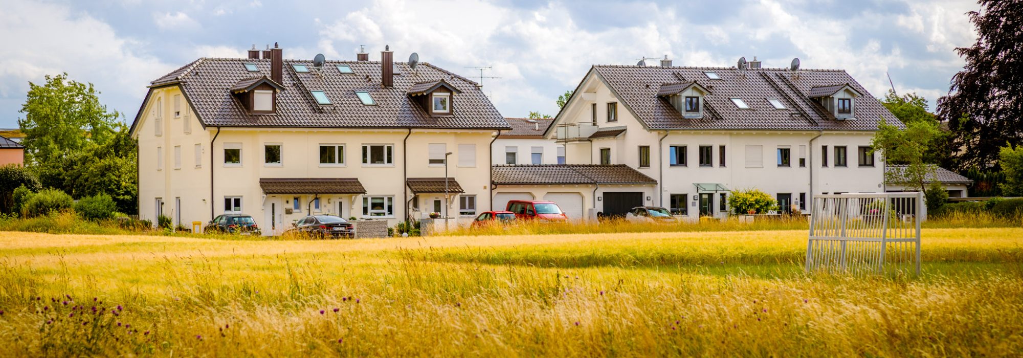 Einfamilienhäuser im Sommer